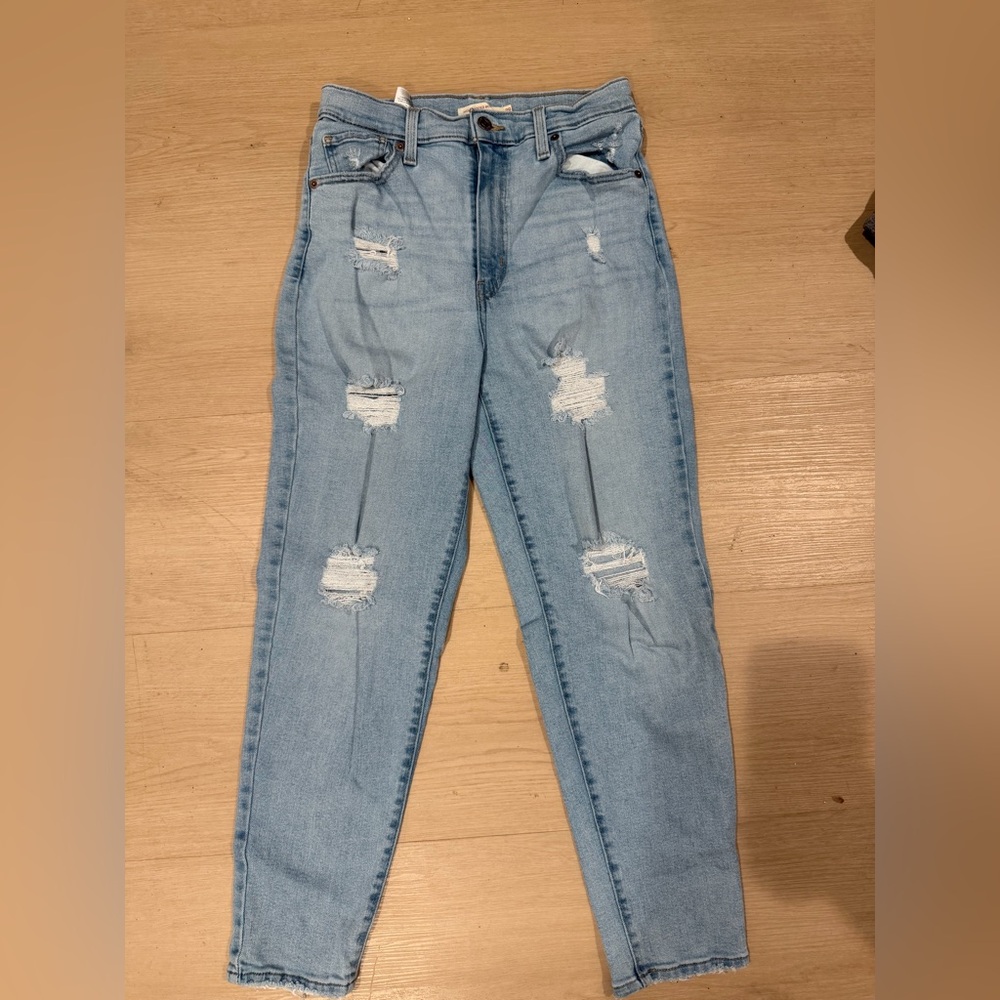 Levi’s distressed high waisted mom jeans size 29